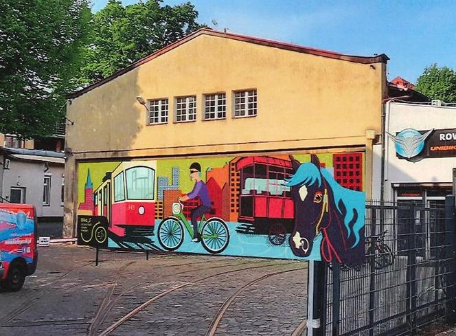 Mural ozdobi budynek zabytkowej zajezdni