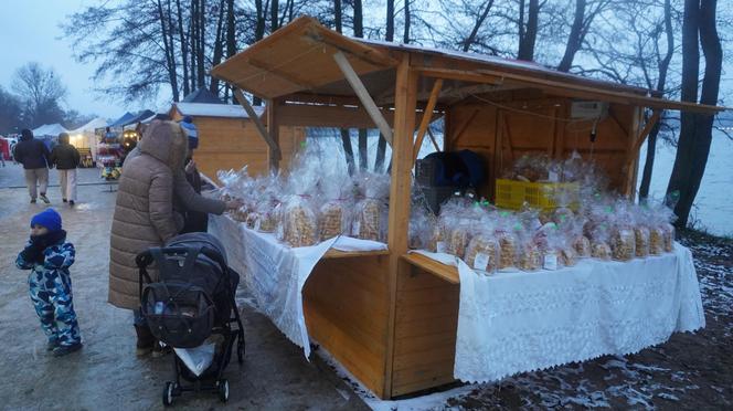 Ruszył jarmark bożonarodzeniowy nad jeziorem Ukiel w Olsztynie. Zobacz, jak wygląda! [ZDJĘCIA]