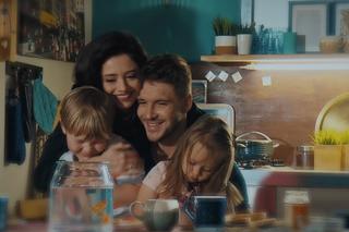 	M jak miłość odc. 1732. Iza (Adriana Kalska), Marcin (Mikołaj Roznerski), Szymek (Staś Szczypiński), Maja (Laura Jankowska) - retrospekcja