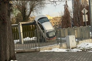 Kraków. Honda stanęła w pionie. Wszystko przez podziemny dźwig [ZDJĘCIA]. 