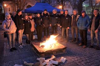 Zielona Góra: Zapalono płomień solidarności w rocznicę wybuchu wojny na Ukrainie