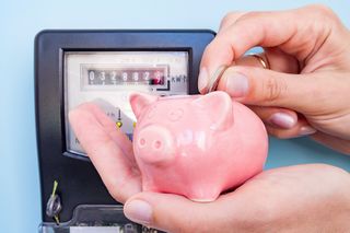 Jak oszczędzać prąd w domu, aby skorzystać z zamrożenia cen energii elektrycznej 2023? Jak obniżyć rachunki za prąd?