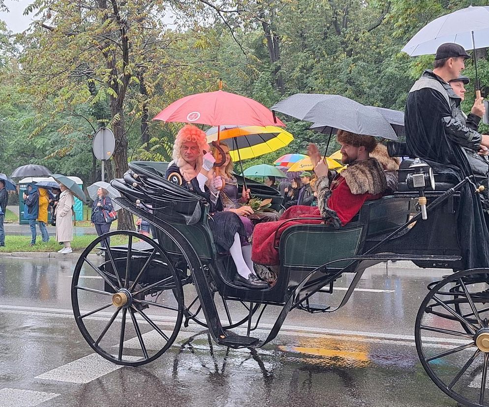 Tak nakazuje tradycja! Barwny Pochód Gwarkowski mimo ulewnego deszczu