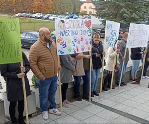 Protest mieszkańców pod Urzędem Gminy Cieszków! Likwidacja szkoły w Pakosławsku odłożona w czasie