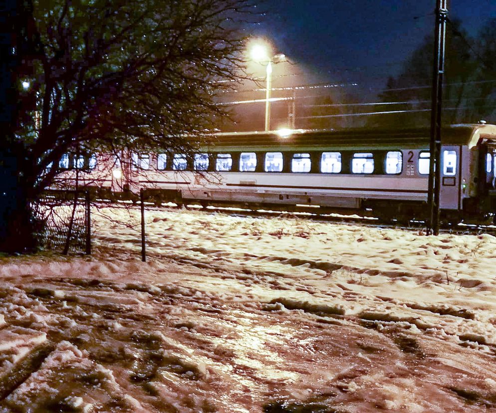 Lód na torach, pociągi utknęły na trasie. Potężne opóźnienia