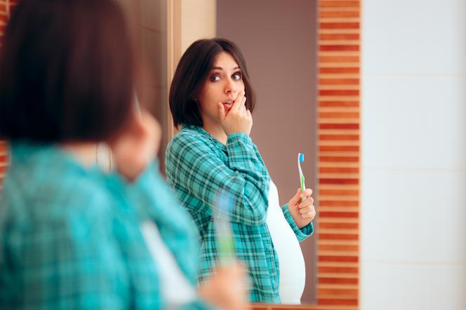 Jedno dziecko - jeden ząb. Czy to prawda, że po każdej ciąży kobieta traci zęby?