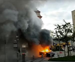 Pożar samochodu w Rybniku. Palił się przed Starym Kościołem