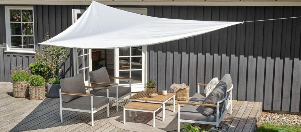 Parasol na balkon w bloku