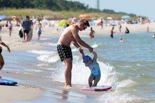 Ale mu Wesoło! Kuba Wesołowski z rodziną na plaży