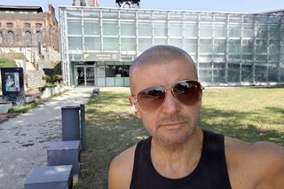 Selfie Roberta Koniecznego pod Muzeum Śląskim