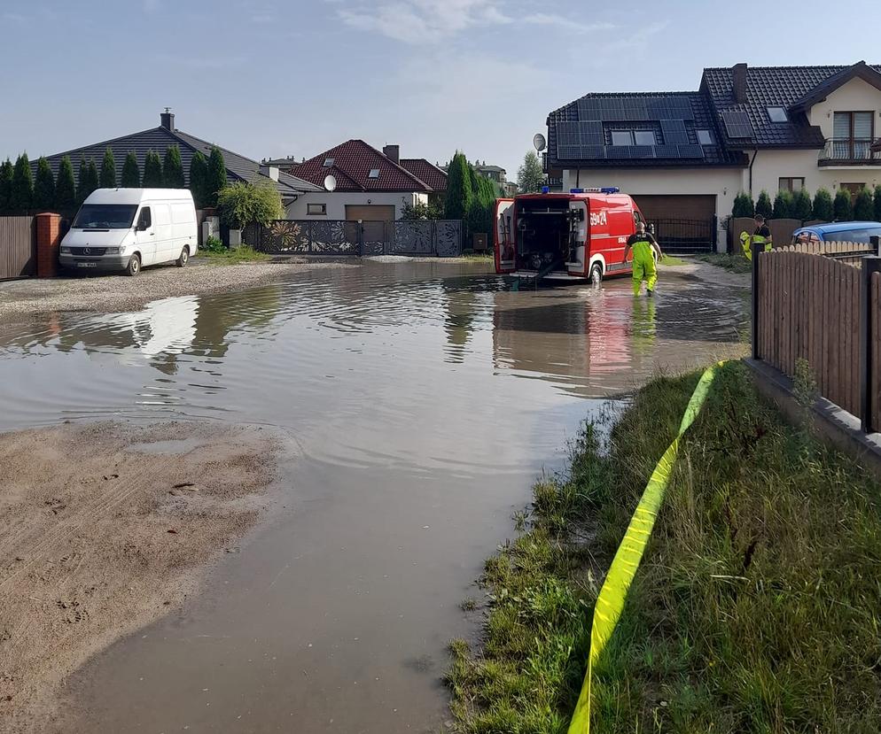 Zalanie wodą ulicy Gospodarskiej w Iławie