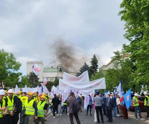 Protest hutników w Warszawie. Idą od Sejmu do Kancelarii Premiera