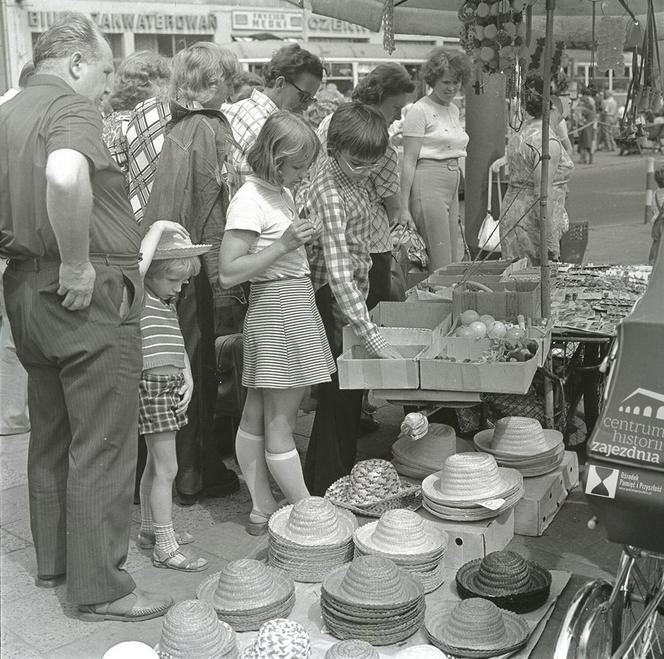Na ulicznym stoisku latem słomkowe kapelusze idą jak woda, ul. Świerczewskiego (obecnie Piłsudskiego), 1975 rok