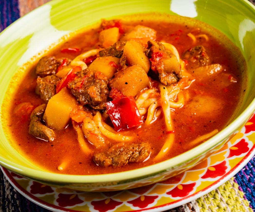 Zupa węgierska z makaronem