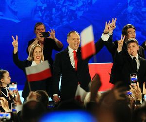 Marta Nawrocka na spacerze z córką i mężem