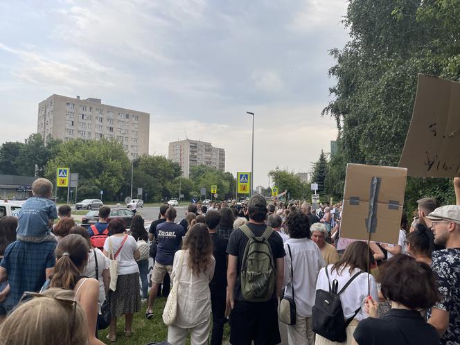 Protest mieszkańców przeciwko wycince drzew pod budowę linii tramwajowej do Mistrzejowic.