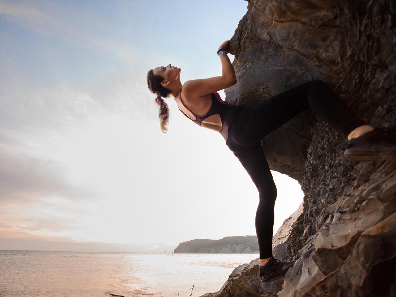 Bouldering, czyli wspinaczka na niskich wysokościach. Jak zacząć trenować bouldering?