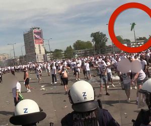 Służby opublikowały szokujące nagranie. Kibice rzucali w policjantów szklanymi butelkami. „Zatrzymali blisko 100 osób”.
