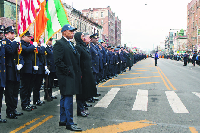 Setki pożegnały nowojorskiego policjanta