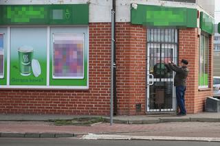 Śmiertelny napad na Żabkę w Kobyłce. Groził bronią ekspedientce, zginął od noża. Prokuratura ujawnia nowe fakty