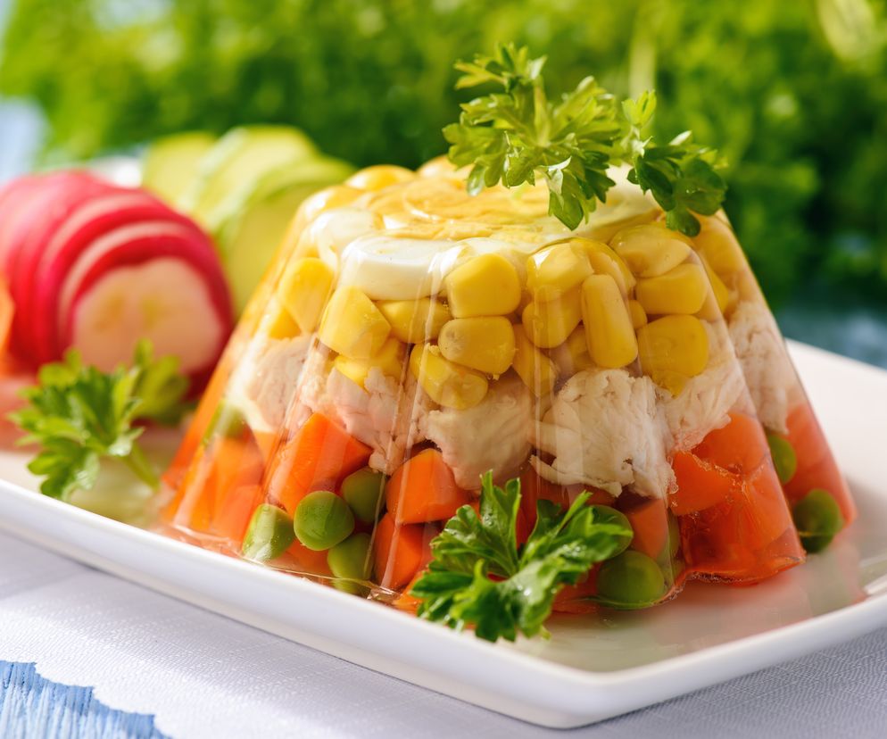 Galaretka z kurczakiem, warzywami i jajkiem: przepis na auszpik z drobiu