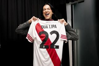 Krzysztof Stanowski i Dua Lipa na meczu Coca - River