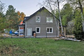 Prefabrykowany dom w Warszawie już z drewnianą okładziną ścian - trwają prace wykończeniowe