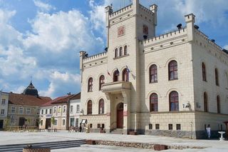 Bajkowy ratusz w woj. warmińsko-mazurskim. Był wzorowany na niemieckim zamku!