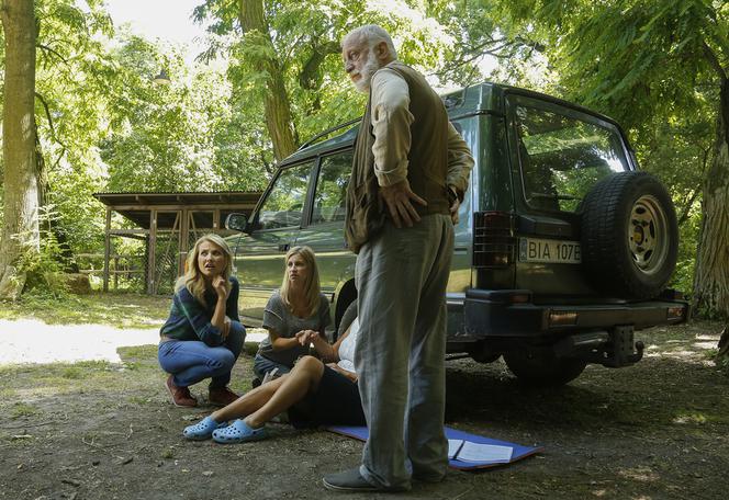 Blondynka 4 sezon. Sylwia (Joanna Moro), Jagna (Magdalena Schejbal), doktor Jan Fus (Krzysztof Gosztyła)