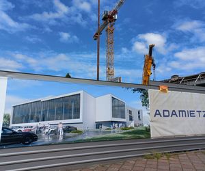 Wielki dźwig stanął przy pływalni Akwawit w Lesznie. Rusza ostatni etap rozbiórki 