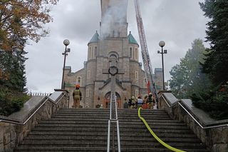 Dym przy Sanktuarium Świętej Rodziny na Krupówkach. Ćwiczenia strażaków w Zakopanem