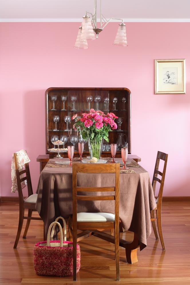 Różowy kolor w salonie z kuchnią