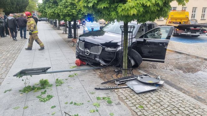 Pijacki rajd na ratusz! Kierowca demolował wszystko, co napotkał na drodze.