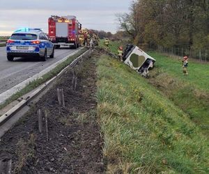   Poważny wypadek na A4. Dachował autobus. Ranna jedna osoba