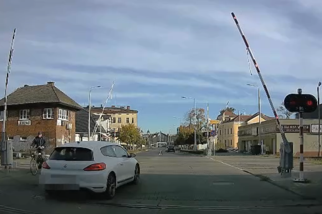 Brawura kierowcy na przejeździe kolejowym w Lesznie [VIDEO]