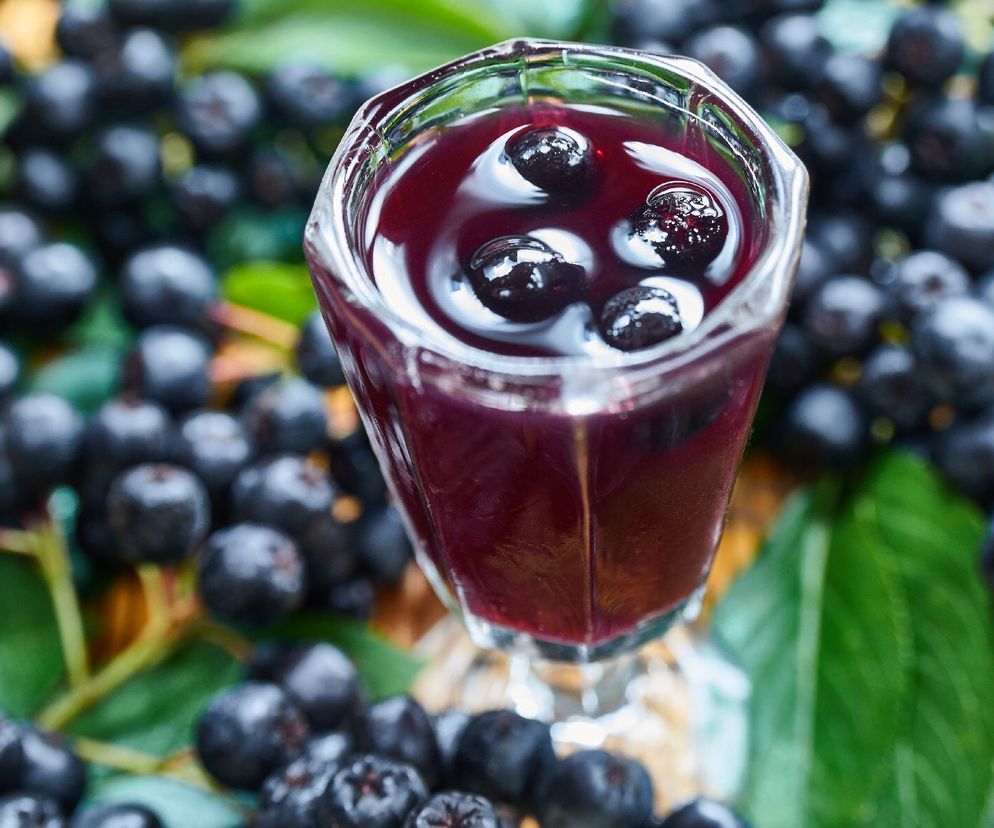 Prosta nalewka z aronii z liśćmi wiśni - z gotowaniem