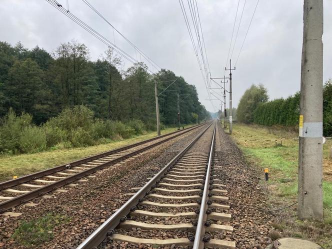 12-latka zginęła pod kołami pociągu. Została pochowana obok szkoły