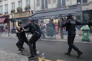 Zadyma i panika na ulicach Francji po strzelaninie w Paryżu. Na miejsce jedzie minister spraw wewnętrznych