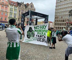 Gorąco przed finałem Ligi Konferencji we Wrocławiu. Tysiące kibiców na Rynku 