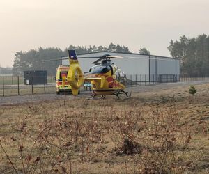 Dramatyczny wypadek. Samochody zderzyły się czołowo. Jedna osoba zakleszczona we wraku