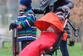 1PUBL_KATARZYNA CICHOPEK NA SPACERZE Z DZIEĆMI