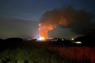 Pożar w magazynie firmy spożywczej. Słup ognia i dymu widać z daleka. 200 strażaków walczy z płomieniami