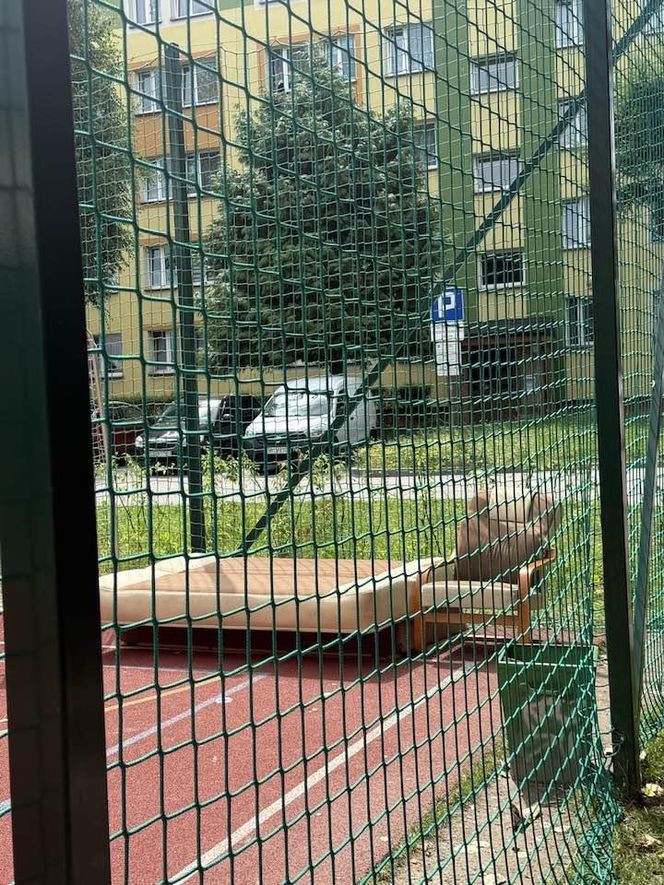 Libacje na kanapie na boisku szkolnym w Bielsku-Białej