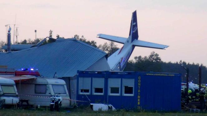 Chrcynno: Katastrofa lotnicza, samolot spadł na hangar. 5 osób nie żyje, wśród rannych dziecko