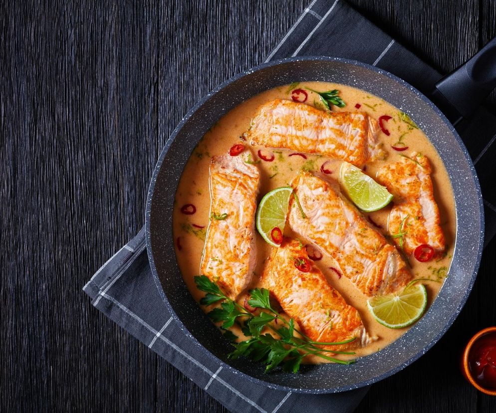 Zaskocz rodzinę łososiem w sosie curry. Idealnie aromatyczne danie w kilka chwil