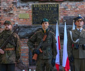 Uroczystości upamiętniające 80 rocznicę upadku Powstania Warszawskiego pod Redutą Banku Polskiego w Warszawie