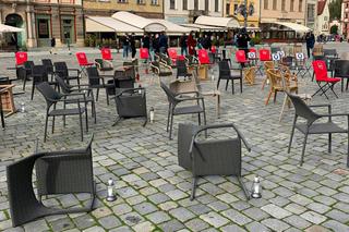 Protest restauratorów na Rynku we Wrocławiu. „Nie jesteśmy antycovidowcami” [WIDEO]