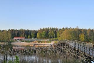 Zmodernizowana plaża na Mazurach przyciąga wielu turystów. Z jakich atrakcji można korzystać? Zobacz zdjęcia!