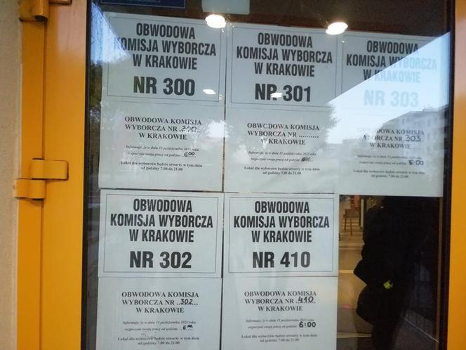 Wybory 2023: Tak głosują Krakowianie. Przed lokalami wyborczymi nadal wiadać kolejki