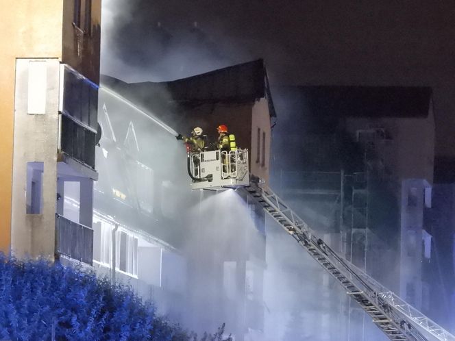 Pożar w Ząbkach. Strażacy przeszukują pogorzelisko